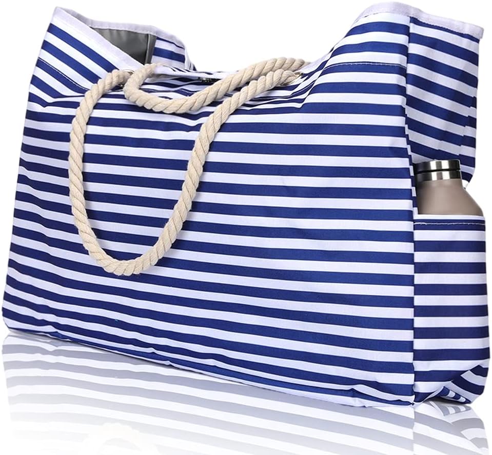 Dames draagt extra grote waterdichte strandtas; stijlvolle en zandbestendige tote bag, ideaal voor reizen.