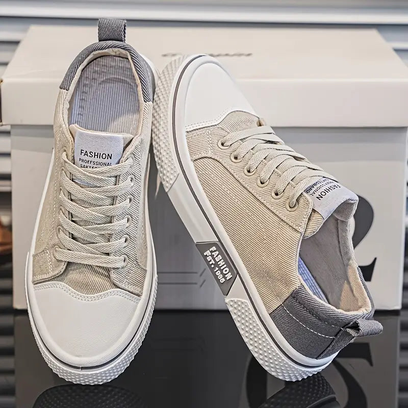 Detailopname van beige casual herenschoenen met veters
