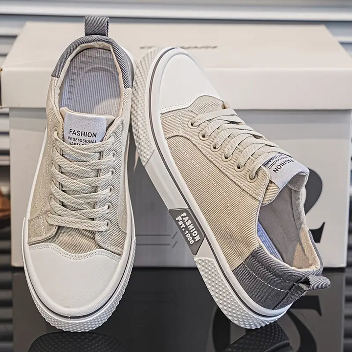 Detailopname van beige casual herenschoenen met veters