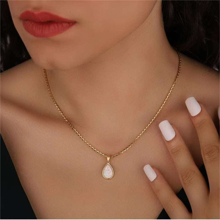Verstelbare 18K gouden ketting met natuurlijke opaal druppelhanger. Elegant dames sieraad.