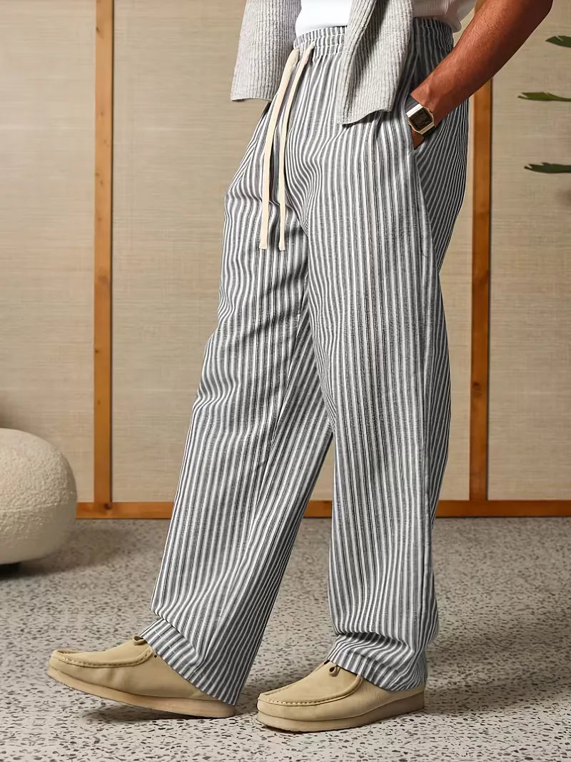Man draagt gestreepte joggers met brede fit en elastische taille in zijaanzicht
