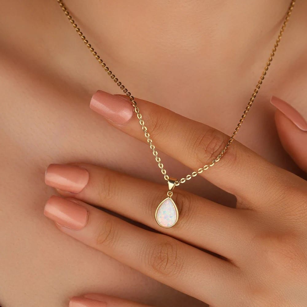 18K gouden damesketting met natuurlijke opaal druppelhanger. Elegant en luxe sieraad.