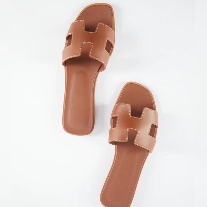 Bruine dames slippers met uitgesneden band van bovenaf gezien