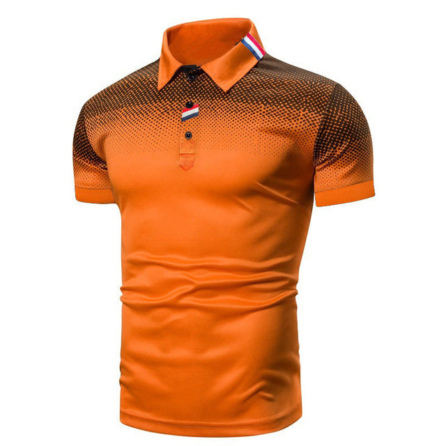 Man draagt een comfortabel herenpoloshirt met korte mouwen en ribkraag; dagelijkse mode, herenkleding.