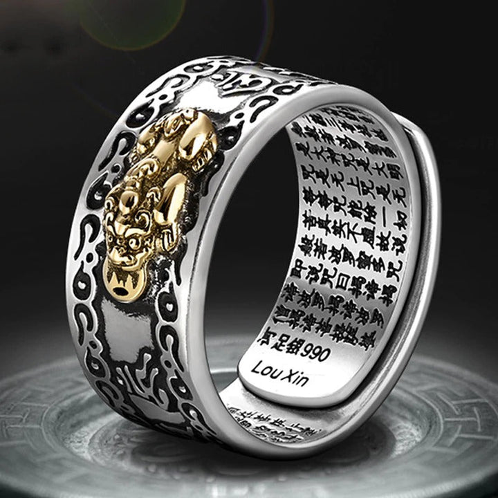 Gedetailleerd metalen Feng Shui ring, draagt de energie van geluk en voorspoed.