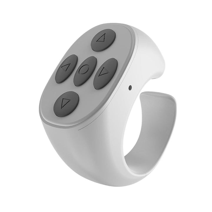 Gebruiker bedient telefoon scherm met de Fingertap draadloze afstandsbediening. Handsfree scrollen.