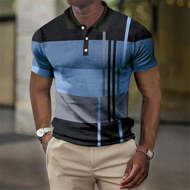 Man draagt blauwe heren polo met modern gestreept dessin