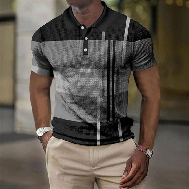 Rugzijde van de modieuze herenmode polo met korte mouwen