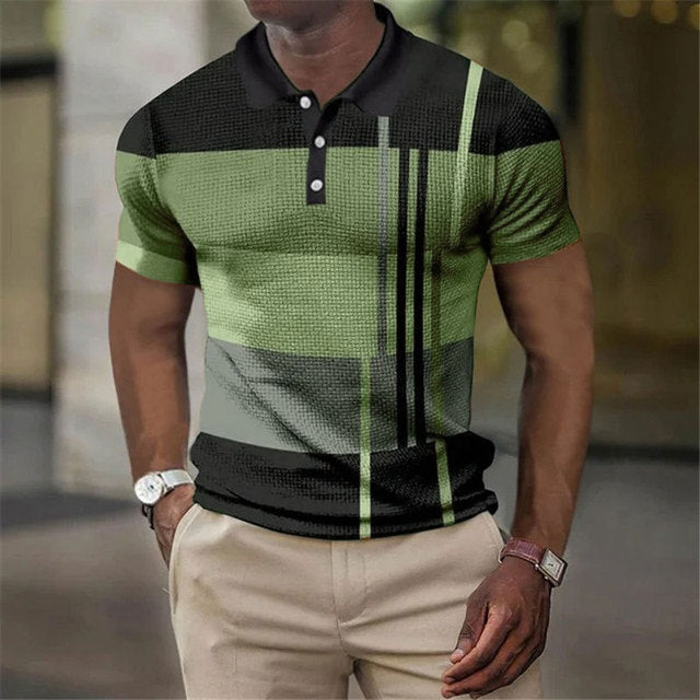 Man draagt groene heren polo met modern gestreept dessin