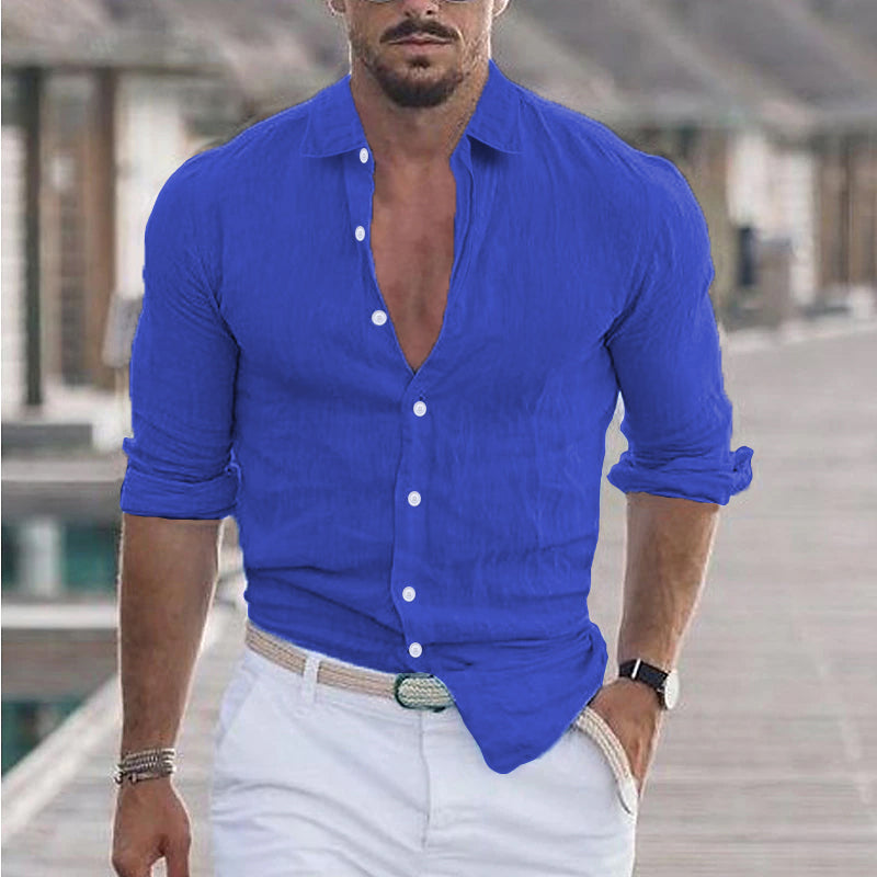 Detailopname van de knoopsluiting en kraag van het heren shirt