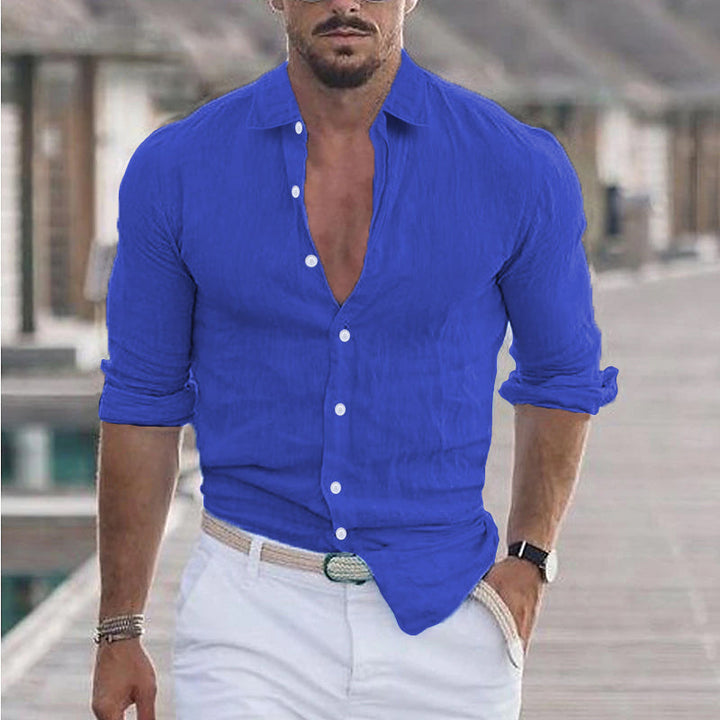 Detailopname van de knoopsluiting en kraag van het heren shirt