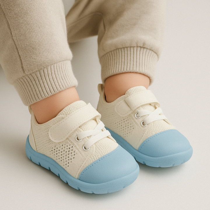 Flexibele barefoot babyschoenen in blauw, ideaal voor gezonde voetontwikkeling en eerste stapjes.