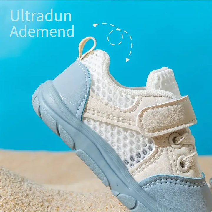 Kinderkleding: beige flexibele blotevoeten schoenen, ademend en comfortabel voor baby's.