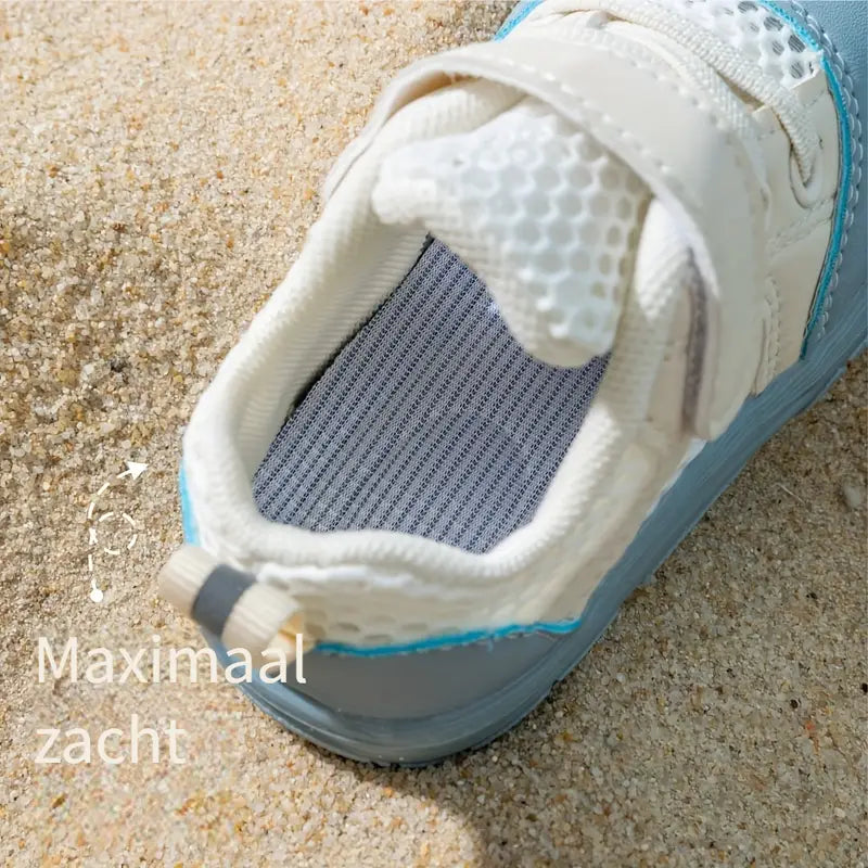 Antislipzool van beige flexibele schoenen, voor veilige eerste stapjes en gezonde voetjes.