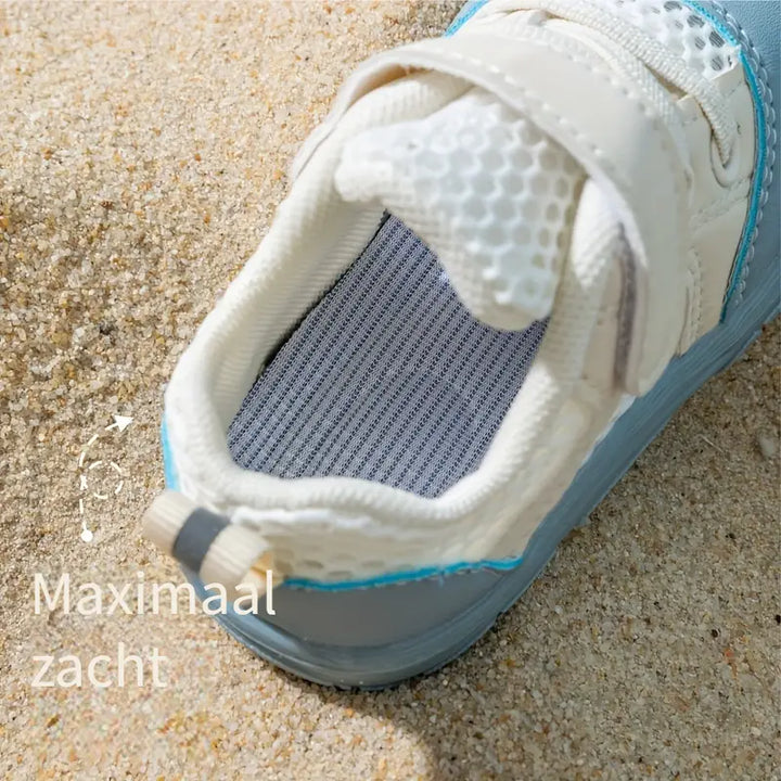 Antislipzool van beige flexibele schoenen, voor veilige eerste stapjes en gezonde voetjes.