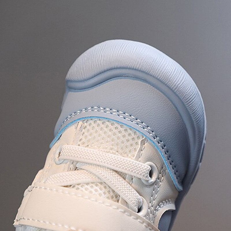 Ademende babyschoenen in blauw, flexibel en antislip, perfect voor de eerste stapjes.