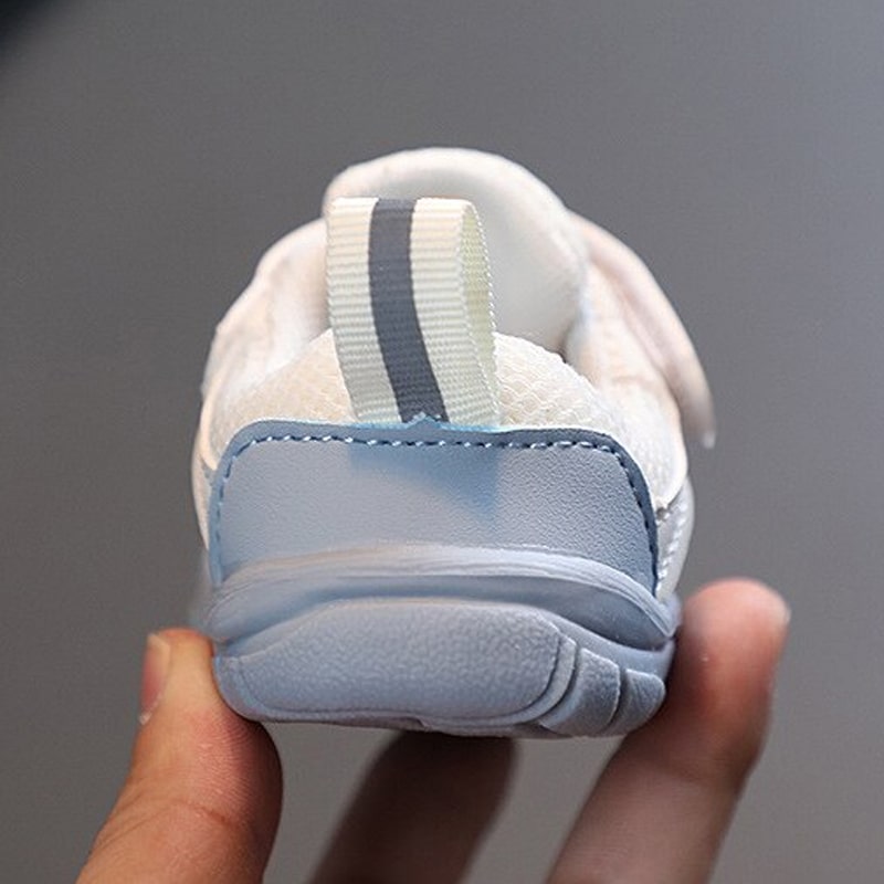 Blauwe blotevoeten schoenen, ademend en flexibel, onmisbaar voor gezonde voetontwikkeling.