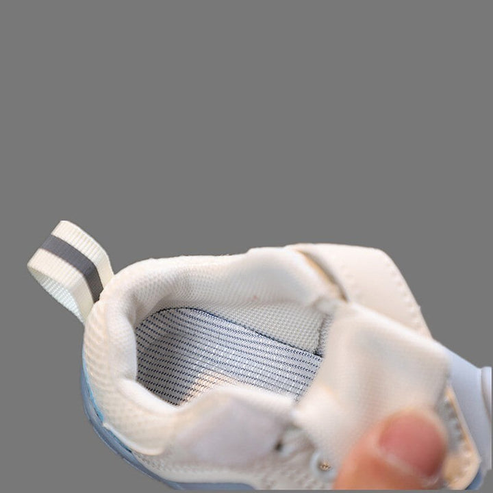 Eerste stapjes: flexibele antislip peuterschoenen in beige, voor comfort en veilige beweging.