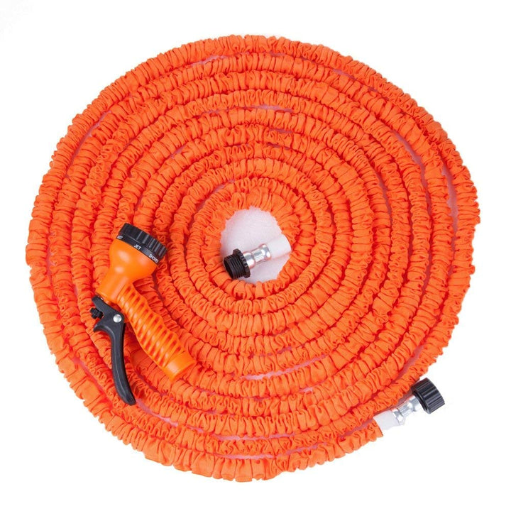 Compacte FlexaFlow waterslang reinigt terras; krachtig en flexibel voor alle schoonmaaktaken.