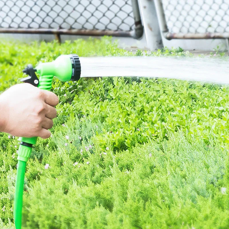 Hoge kwaliteit flexibele tuinslang van FlexaFlow; duurzaam materiaal voor langdurig watergeven en besproeien.
