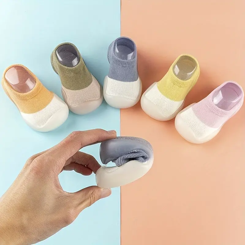 Flexibele kinderschoenen met barefoot gevoel, ideaal voor comfortabele eerste stapjes.