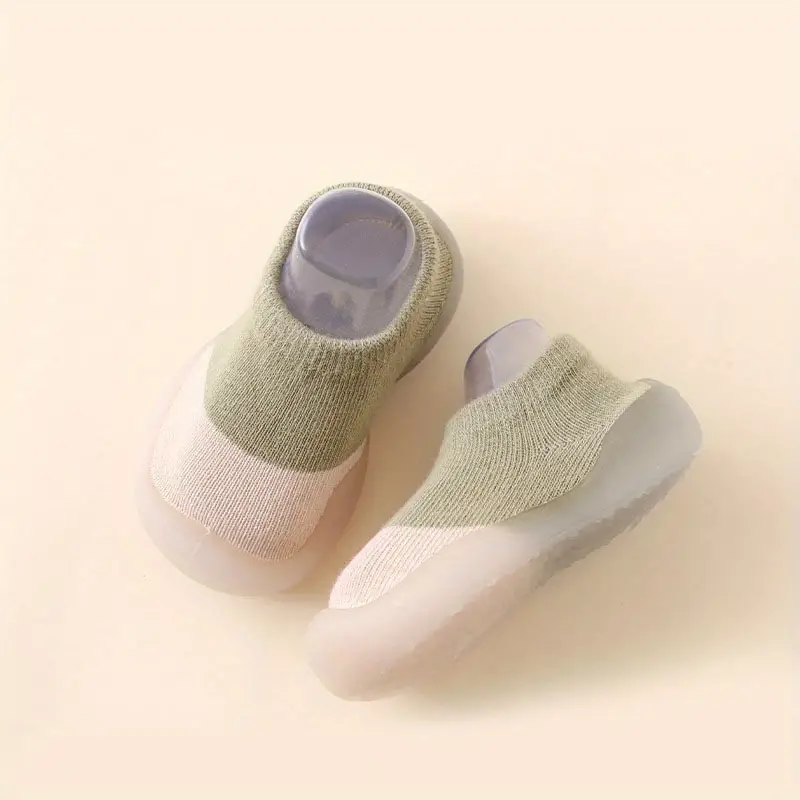 Close-up van het ademende materiaal van de flexibele kinderschoenen, voor optimaal comfort.