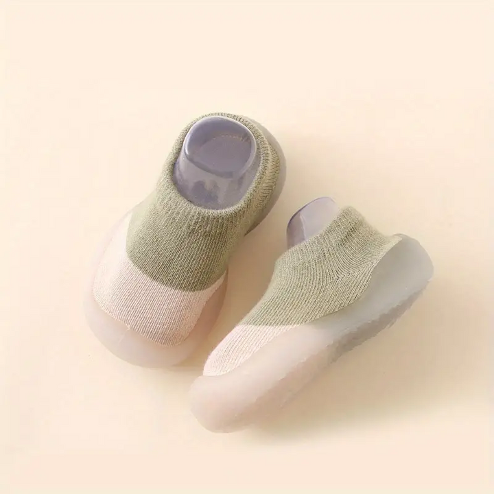 Close-up van het ademende materiaal van de flexibele kinderschoenen, voor optimaal comfort.
