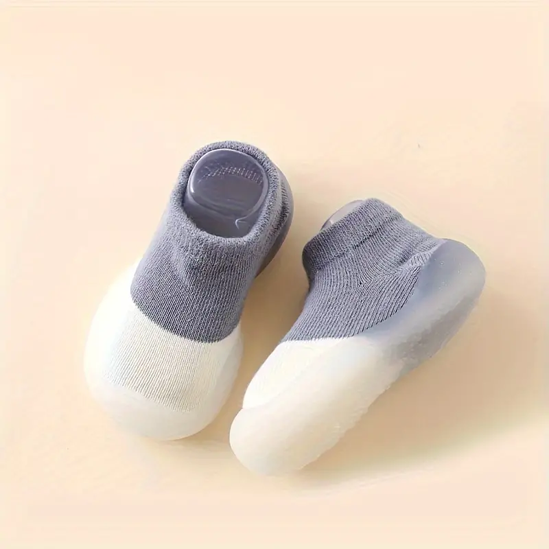 Peuter speelt in flexibele loopschoenen met barefoot gevoel, geniet van volledige bewegingsvrijheid.