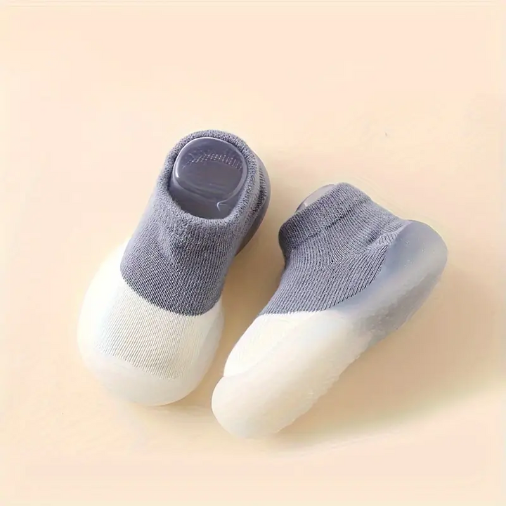Peuter speelt in flexibele loopschoenen met barefoot gevoel, geniet van volledige bewegingsvrijheid.
