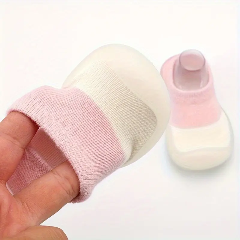 Detail van de handige sluiting op de flexibele kinderschoenen, snel aan en uit.