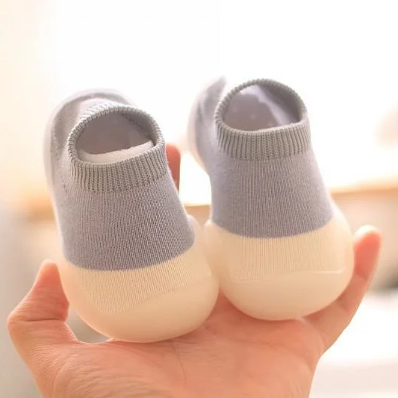 Kleurrijke loopschoenen voor peuters, ademend en flexibel met antislipzool.
