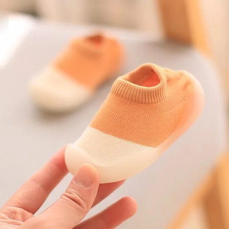 Zijaanzicht van flexibele kinderschoenen, met ruime pasvorm voor natuurlijke voetbeweging.
