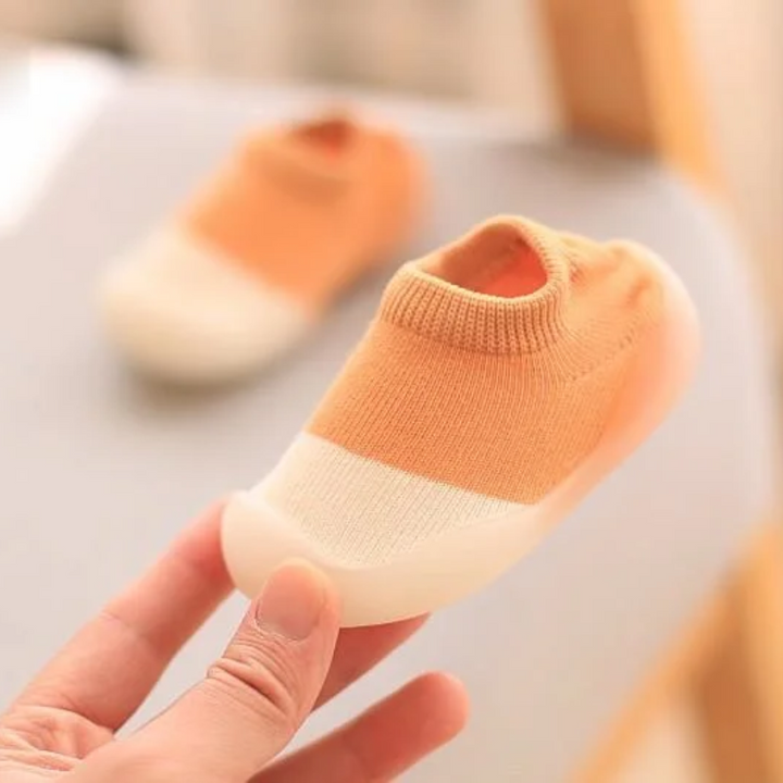 Zijaanzicht van flexibele kinderschoenen, met ruime pasvorm voor natuurlijke voetbeweging.