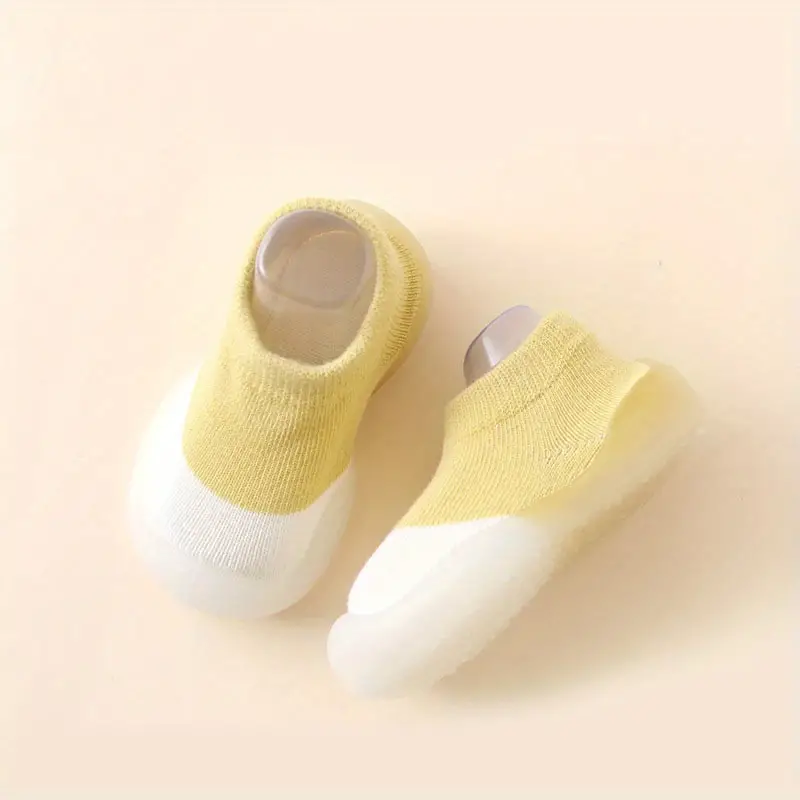 Kindervoet in flexibele barefoot schoen, stimuleert natuurlijke ontwikkeling en beweging.