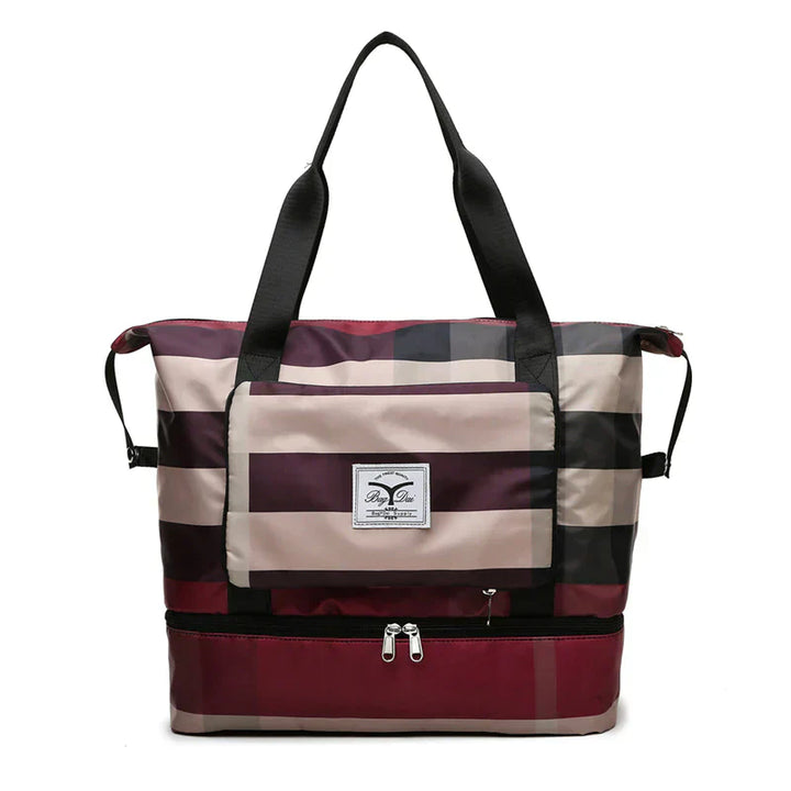 FlexiCarry opvouwbare reistas, afgebeeld met kleding, voor een weekendje weg.