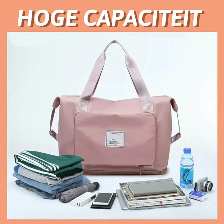 Compacte FlexiCarry reistas, ingeklapt naast een koffer, klaar voor gebruik.