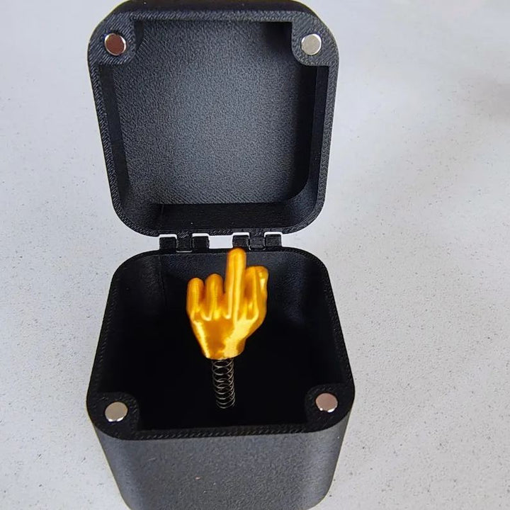 Geef een uniek grapcadeau: de FlipBox! Een humoristisch doosje ideaal voor feesten, verjaardagen of een geintje.