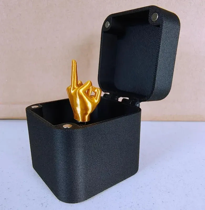 Compact FlipBox verrassingsdoosje met grappige inhoud, een perfecte gadget voor een onverwachte lach en plezier.