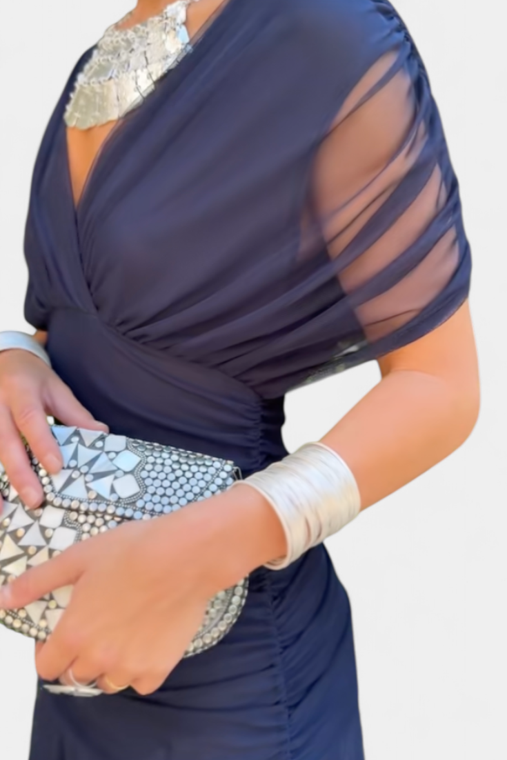Elegante kleding: dames midi jurk met v-hals