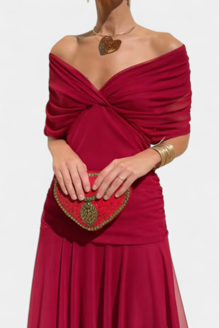 Vrouwelijke midi jurk met elegante overslag