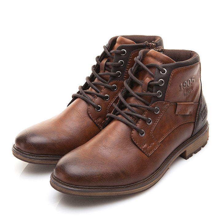 Bruine heren veterboots in een stijlvolle studio-opstelling