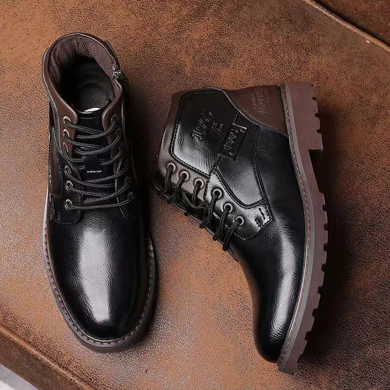 Bovenaanzicht van zwarte heren veterboots op bruine ondergrond