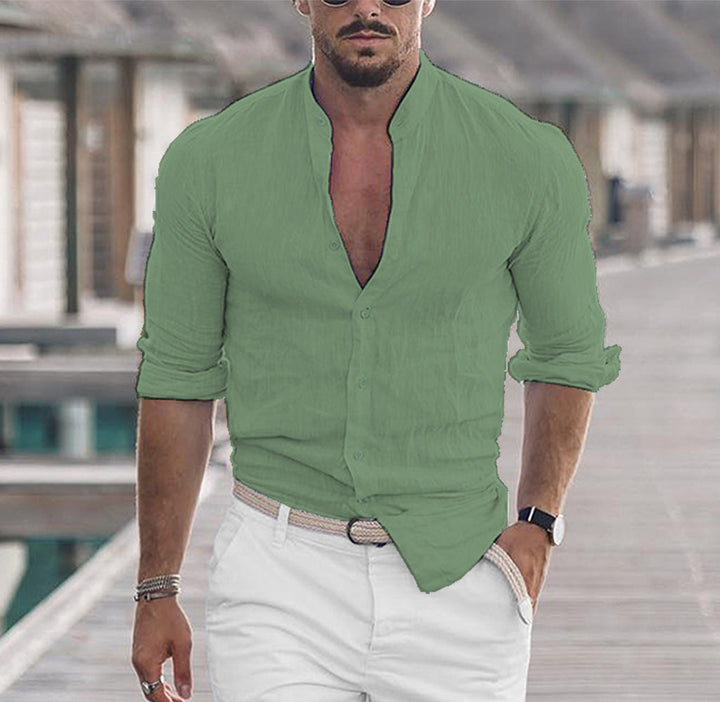 Comfortabel en stijlvol herenshirt met mock hals getoond in casual setting