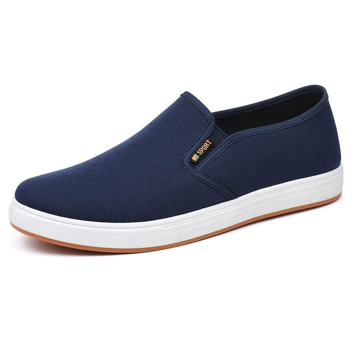 Zwarte heren slip-on sneakers, comfortabel en ademend, met antislip zool voor casual lente/zomer gelegenheden.