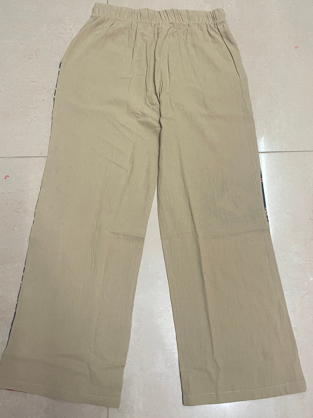 Stijlvolle heren zomerbroek in etnische stijl met geometrisch patroon en comfortabel trekkoord voor een casual look.