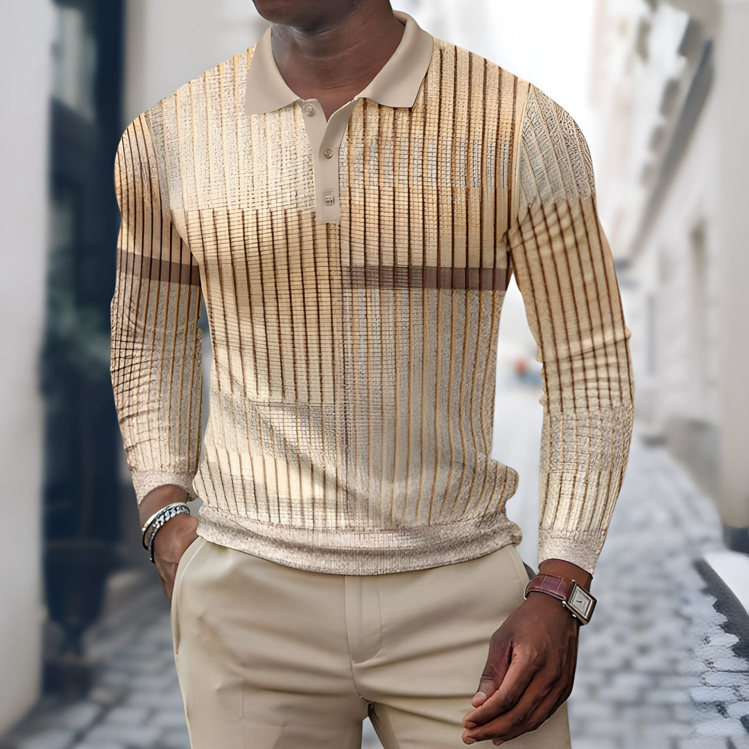 Man draagt een stijlvol heren poloshirt met lange mouwen in beige tinten met verticaal patchwork patroon.