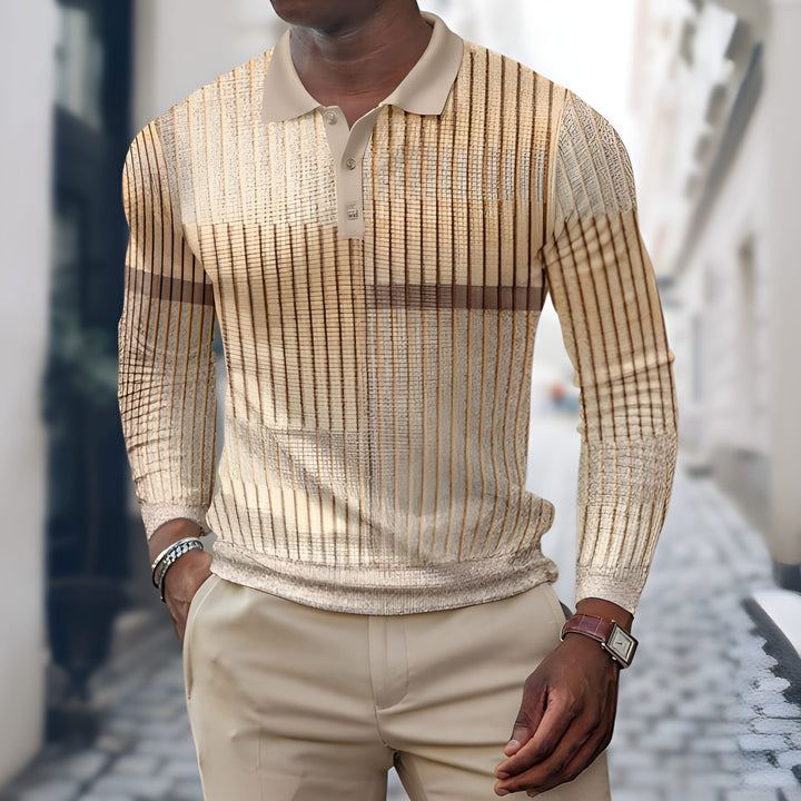 Man draagt een stijlvol heren poloshirt met lange mouwen in beige tinten met verticaal patchwork patroon.