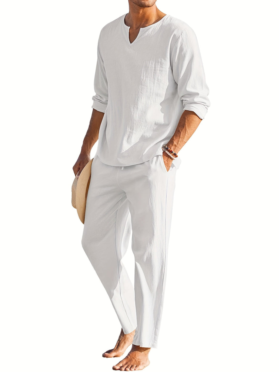 Man draagt witte heren zomer set met lichte broek en shirt