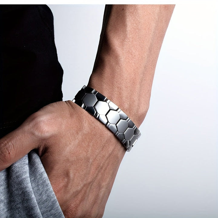 Veelzijdige herenarmband met stijlvol geometrisch patroon en veilige kliksluiting. Trendy sieraad voor elke outfit.