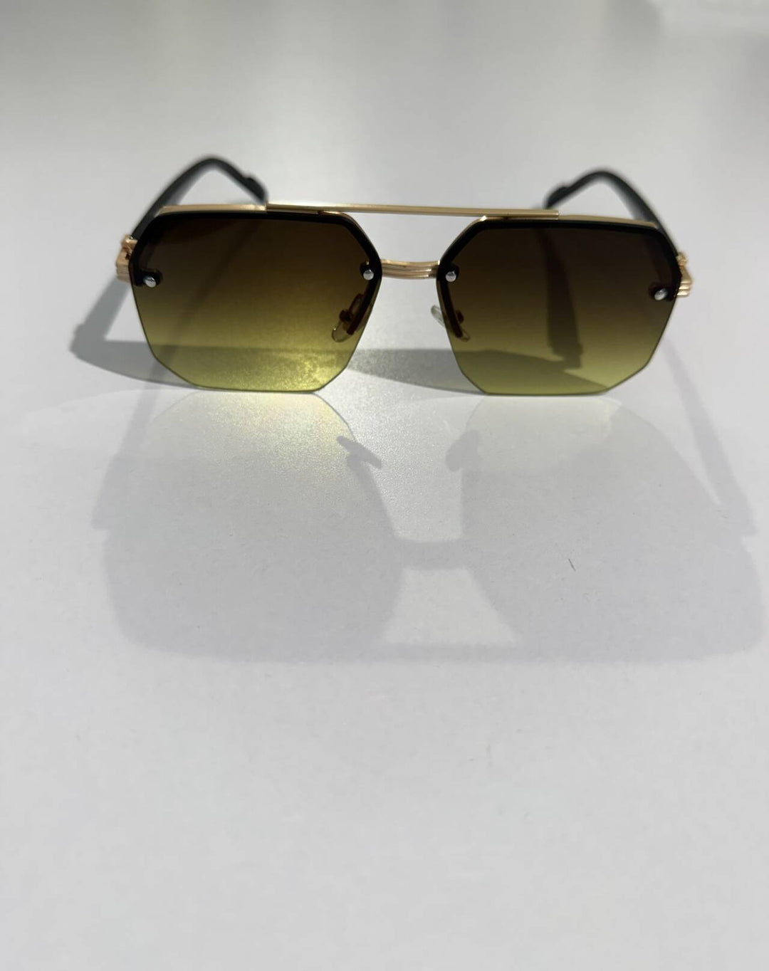 Modieuze casual eyewear zonnebril voor dames en heren van voren gezien
